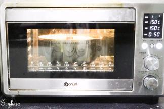 烤箱上下火预热5分钟后，放入是底层，烘烤50分钟，