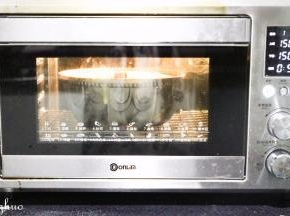 烤箱上下火预热5分钟后，放入是底层，烘烤50分钟，