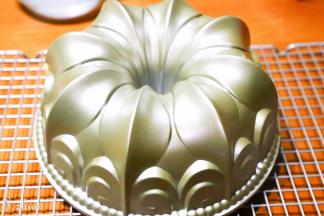 出炉后倒扣，冷却后很容易脱落掉下。