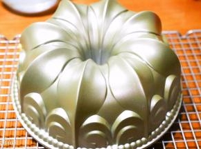 出炉后倒扣，冷却后很容易脱落掉下。