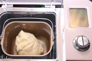 除黄油，和需要包的红豆馅外，其它食材一同放入东菱面包桶，启动和面程序10分钟。