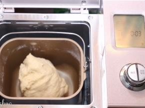 除黄油，和需要包的红豆馅外，其它食材一同放入东菱面包桶，启动和面程序10分钟。