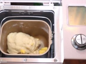 面团和匀后加入黄油，再次启动十分钟和面程序。