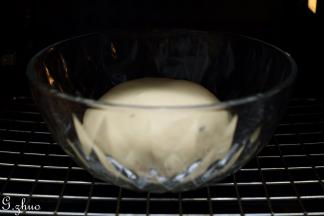 放进东菱烤箱发酵，这款烤箱中下层，上下温度是30度，所以用30度发酵了45分钟，最底层可以放一盘热水，增加湿度，有助发酵（如果你有28度，可以用28度发酵1个小时）