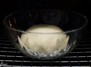 放进东菱烤箱发酵，这款烤箱中下层，上下温度是30度，所以用30度发酵了45分钟，最底层可以放一盘热水，增加湿度，有助发酵（如果你有28度，可以用28度发酵1个小时）