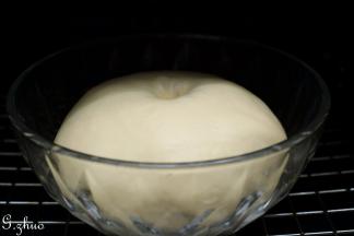 发酵至戳洞不回缩。