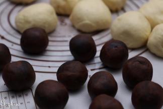 取出排气分成12个小份，面团60克一个，豆沙馅30克一个，