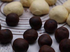 取出排气分成12个小份，面团60克一个，豆沙馅30克一个，