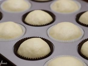 放入学厨12连杯不沾蛋糕模具中，为了出游携带方便我用了小纸杯套着放。