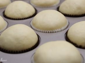 发酵后取出，每次发酵都可以在烤箱内装一盘热开水帮助发酵。