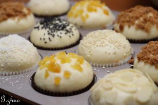 表面随意装饰，我用牛奶在表面刷了一层，之后就随意放些肉松，芝麻，杏仁片……