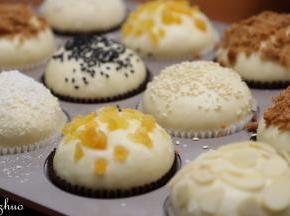 表面随意装饰，我用牛奶在表面刷了一层，之后就随意放些肉松，芝麻，杏仁片……