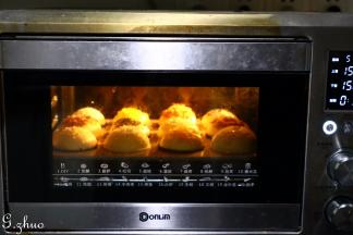 放入东菱烤箱中下层，下下火150度，35分钟。