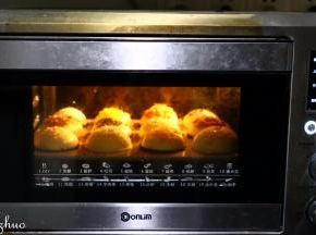 放入东菱烤箱中下层，下下火150度，35分钟。