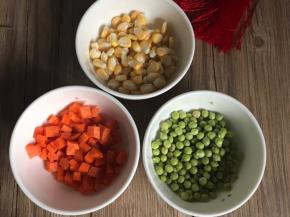 趁面团发酵的过程，备好馅料的食材