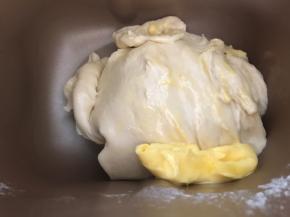 加入黄油，继续揉至扩展状态后，密封发酵至面团两到三倍大