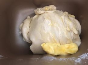 加入黄油，继续揉至扩展状态后，密封发酵至面团两到三倍大