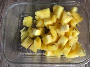 这个时候，将浸泡好的菠萝，洗净沥水备用