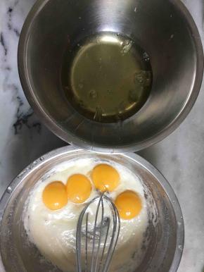 蛋白跟蛋黄分开，四个蛋黄放进盆里，蛋白放进无水无油的盆子里（切记是无水无油的盆，以免影响打发蛋白哟）我是两份的量所以是准备4个盆子装的！