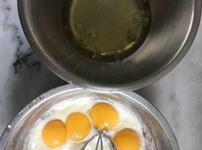 蛋白跟蛋黄分开，四个蛋黄放进盆里，蛋白放进无水无油的盆子里（切记是无水无油的盆，以免影响打发蛋白哟）我是两份的量所以是准备4个盆子装的！