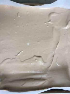 用挂板刮均匀！