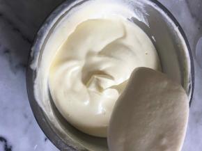 搅拌好的面糊是光泽感很强的，没有粗糙感，这时候烤箱提前预热180度10分钟