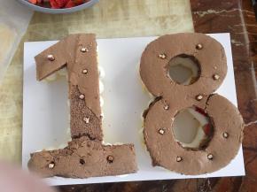 再放第二层的时候可以放长条的饼干棒来固定一下，起到支撑作用喔！