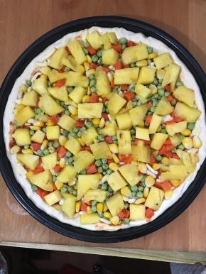 再将胡萝卜、青豆、玉米粒、菠萝依次撒入