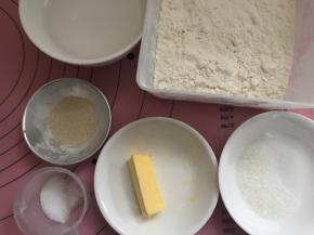 备好披萨皮的食材