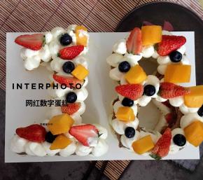 摆放好水果，撒上防潮糖霜！大功告成咯！漂亮吧！