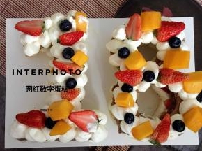 摆放好水果，撒上防潮糖霜！大功告成咯！漂亮吧！