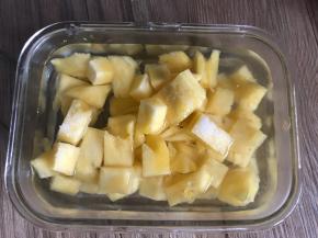 将菠萝切丁，用盐水浸泡2小时左右