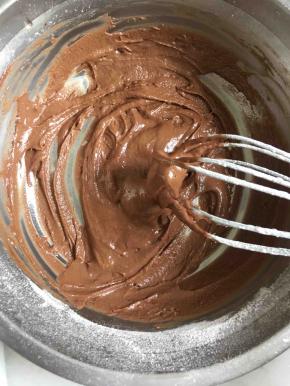 放进玉米油搅拌均匀，接着放进过筛好的低粉，用蛋抽搅拌，用蛋抽搅拌不怕起筋！