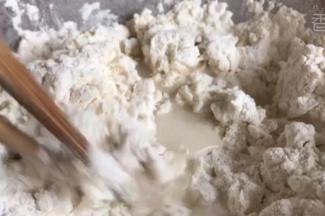 将除黄油外的所有食材放入容器内，拌匀成絮状，再揉成光滑面团