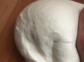 将发酵好的面团，拿出揉搓排气