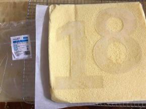 晾凉好的蛋糕卷用法焙客的数字模具拓印出想要的数字！我喜欢18这个数所以选择18的数字来拓印！（法焙客新推出的数字模具我选择用8寸的来做）