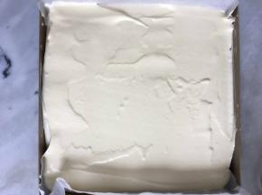 底下放油纸，放进11寸正方形的模具里，用挂板刮均匀！放进预热好的烤箱上火180度，下火160度烤20分钟！