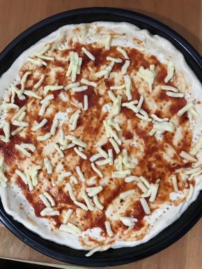 刷上披萨酱，撒上一层芝士