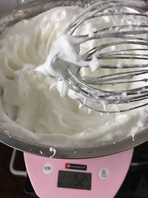 蛋白加糖打发，糖分三次放入，打发至提起小弯勾即可咯！这个是打发好的状态