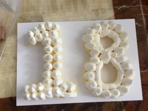 安佳奶油600克＋30克的糖粉打至8分发！装进裱花袋，剪个小口，放下蛋糕垫，挤上奶油后放蛋糕胚，起到固定蛋糕胚的作用！