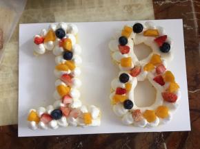 然后放上提前切好的水果！随意摆放都可以的！