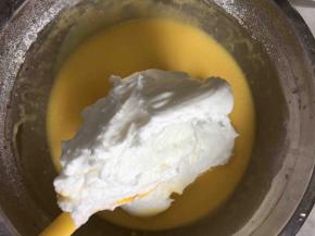 蛋黄放进牛奶，玉米油，搅拌均匀即可，放进过筛的面粉搅拌至没有颗粒物，用刮刀将打发好的蛋白的3分之一放到蛋黄糊里，用蛋抽搅拌均匀！
