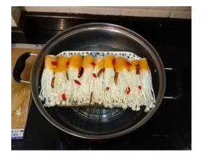 
水开后放上锅里蒸6分钟至熟