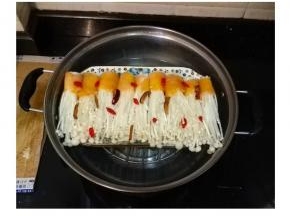 
水开后放上锅里蒸6分钟至熟