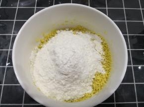 筛入面粉100克