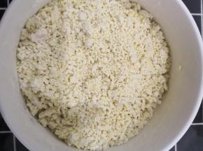 面粉和小米抓匀