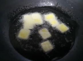 油锅烧至五成热时放入擀好的面片炸制