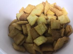 炸好后捞出，放入自己喜欢的调料，我一部份放了五香粉，一部分放了麻辣鲜。