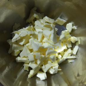 1、冷冻的黄油提前10分钟取出，切丁