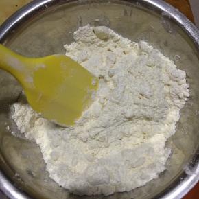 2、加入低粉，用硬硅胶刮刀或者塑胶刮板切拌成碎粒